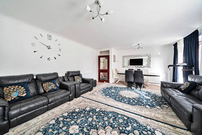 2 Bedroom Flat To Rent In Gleneagles, Stanmore, HA7