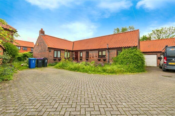 4 Bedroom Bungalow For Sale In The Old Stack Yard, Fenton, Lincoln, Lincolnshire, LN1