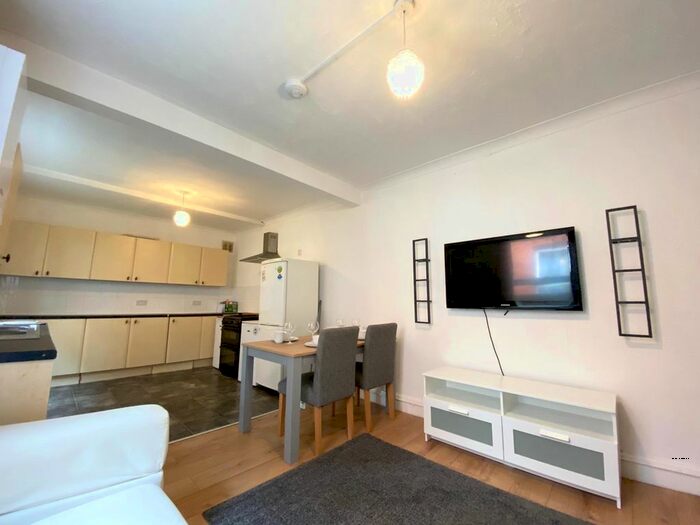 6 Bedroom Terraced House To Rent In Shakespeare Avenue, Southampton, SO17