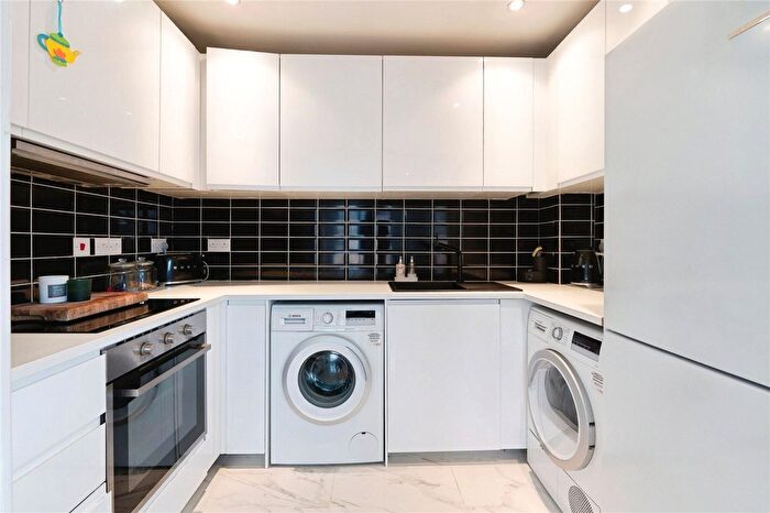 2 Bedroom Flat For Sale In Bridge Road, Wickford, SS11