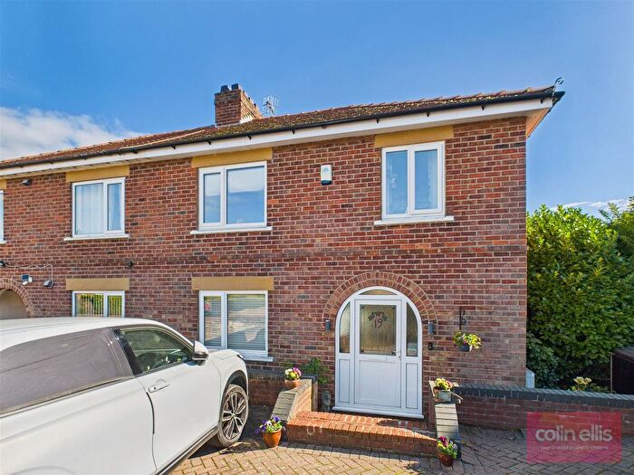 3 Bedroom Semi-detached House For Sale In Ling Hill, Scarborough, YO12