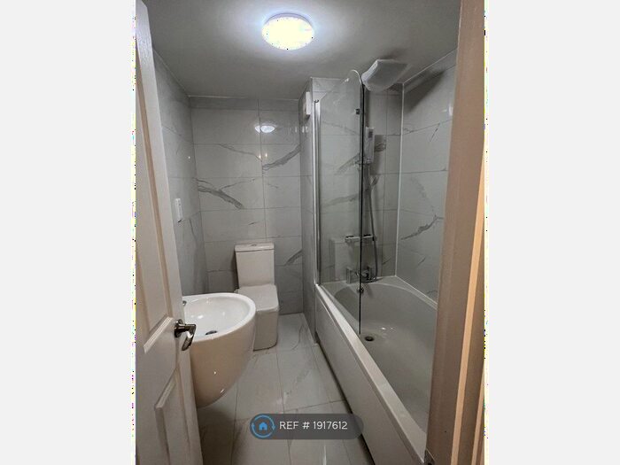 3 Bedroom Flat To Rent In St. James Lane, Greenhithe, DA9