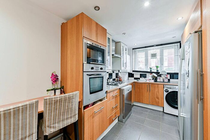 2 Bedroom Flat For Sale In Smallwood Road, Tooting Broadway, London, SW17