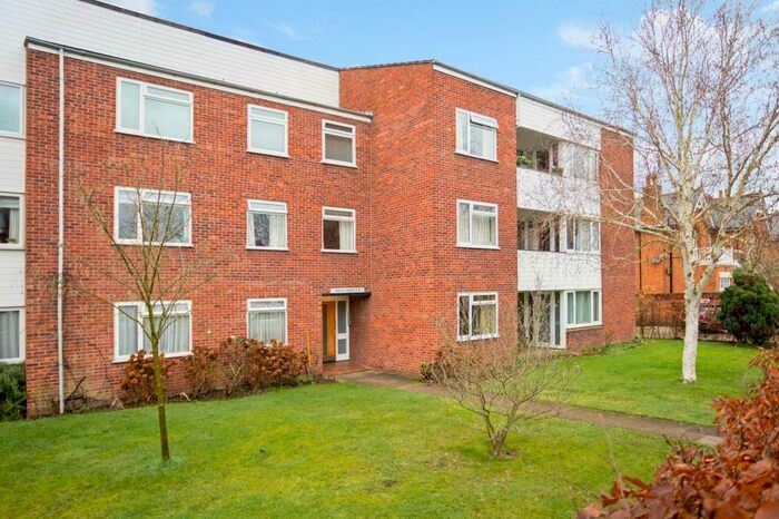 3 Bedroom Flat To Rent In Glamorgan Road, Hampton Wick, Kingston Upon Thames, Surrey, KT1