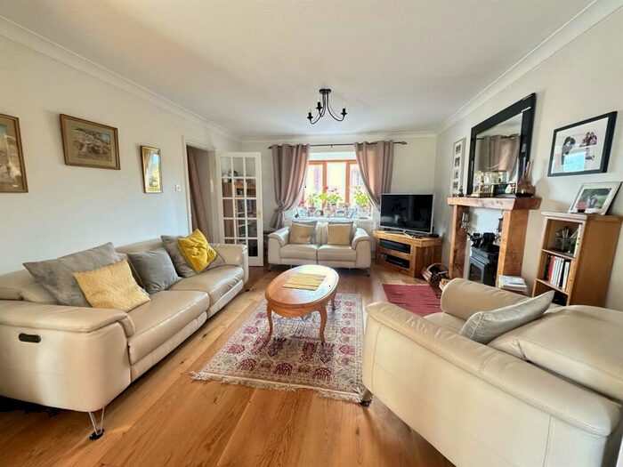 4 Bedroom Detached House For Sale In Oakwood Grove, Alderbury, Salisbury, SP5