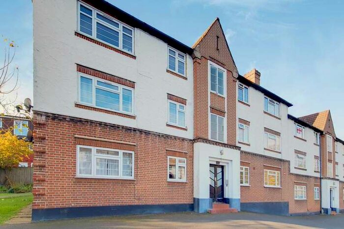 2 Bedroom Flat To Rent In Manor Road, Twickenham, TW2