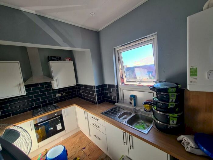 4 Bedroom Apartment To Rent In Hill Top Street, Leeds, West Yorkshire, LS6