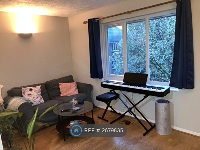 1 Bedroom Flat To Rent In Henley Drive, London, SE1