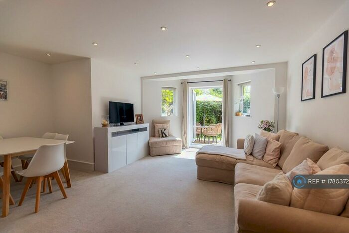 2 Bedroom Flat To Rent In Cable House Court, Woking, GU21