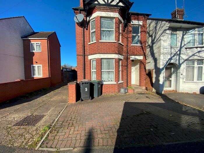 3 Bedroom Detached House To Rent In Icknield Road, Luton LU3