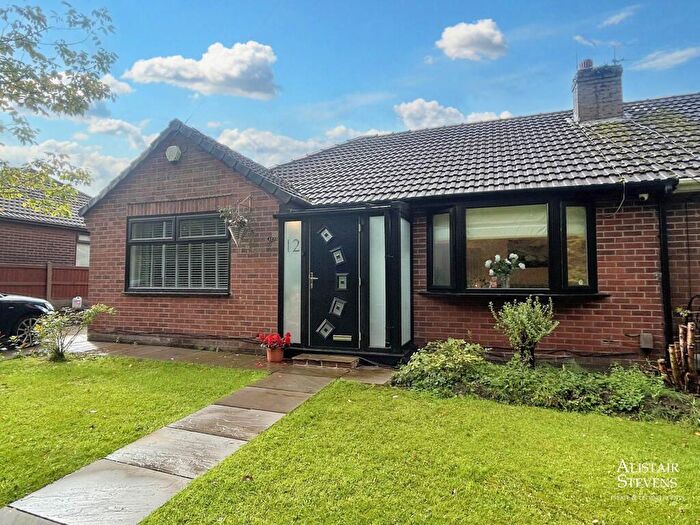 3 Bedroom Semi-Detached Bungalow For Sale In Kerwood Drive, Royton, OL2