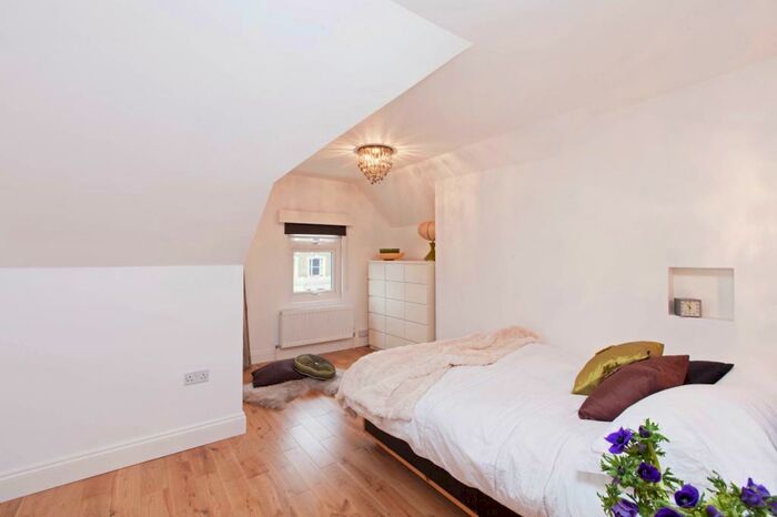 2 Bedroom Apartment To Rent In Lordship Lane, East Dulwich, London, SE22
