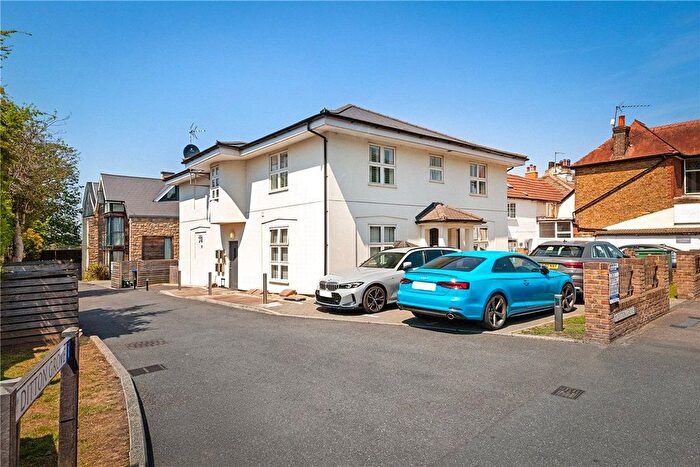 1 Bedroom Flat For Sale In Ditton Grove, Esher, Surrey, KT10