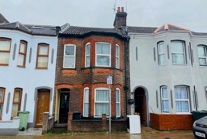 2 Bedroom Maisonette To Rent In Crawley Road, Luton, LU1