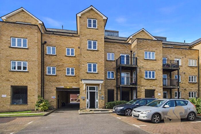 2 Bedroom Flat For Sale In Clarendon Way, Colchester, CO1