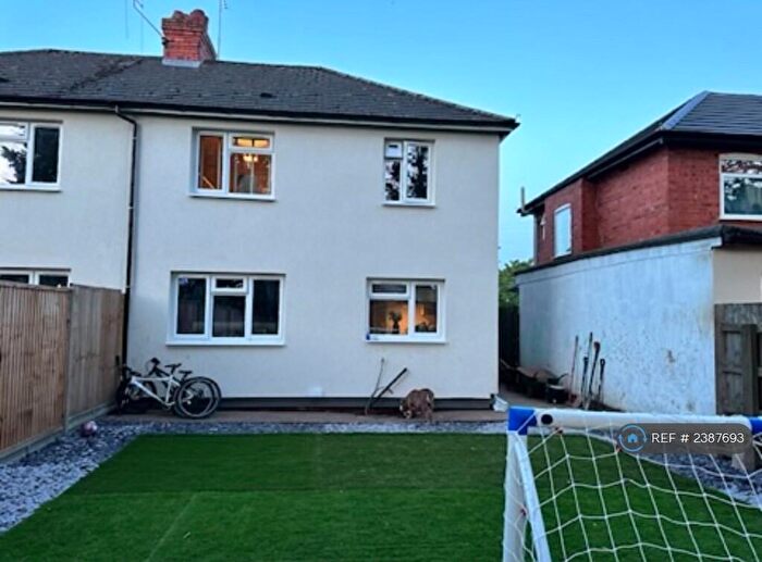 4 Bedroom Semi-Detached House To Rent In Lindsay Avenue, Northampton, NN3