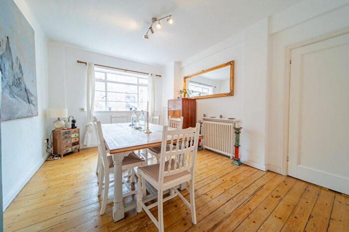 2 Bedroom Flat To Rent In West Kensington Court, London, W14