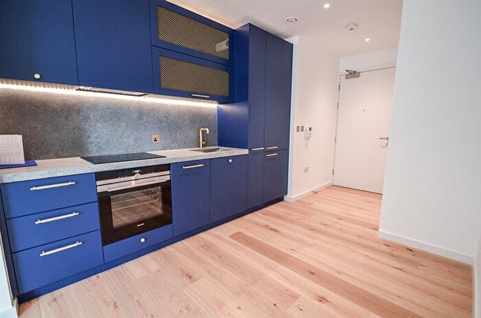 Flat To Rent In Goodluck Hope Walk, London, E14