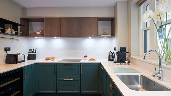 2 Bedroom Flat To Rent In Hyde Park Gate, Kensington, London, SW7