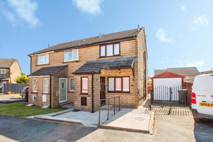 2 Bedroom Town House For Sale In Natty Fields Close, Halifax, West Yorkshire, HX2