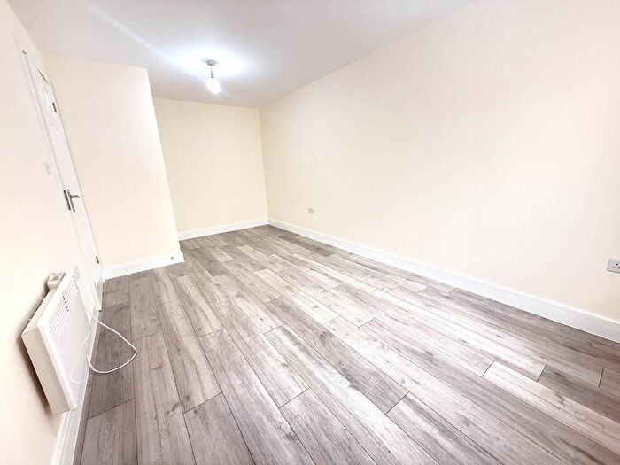 1 Bedroom Flat To Rent In Gledwood Drive, Hayes, UB4