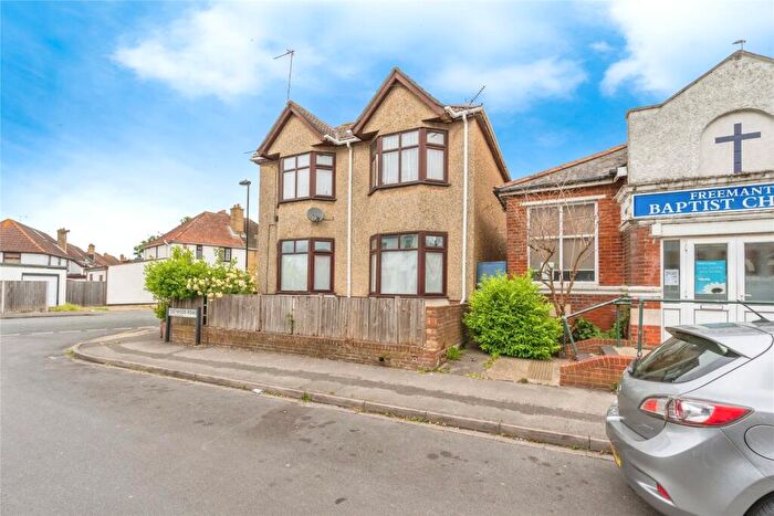 2 Bedroom Flat For Sale In Waterhouse Lane, Southampton, Hampshire, SO15