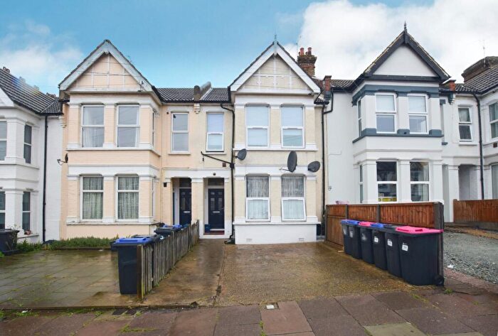 2 Bedroom Flat For Sale In Cheltenham Road, Southend On Sea, Essex, SS1