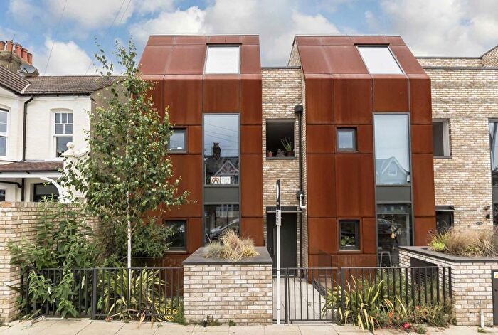 3 Bedroom Flat To Rent In Revelstoke Road, London, SW18