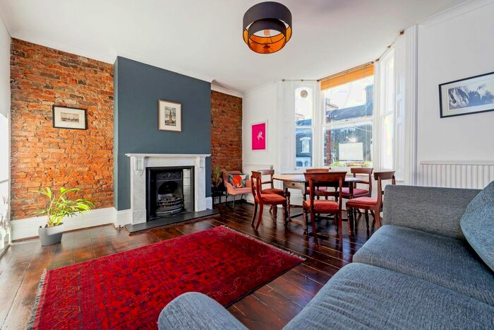 2 Bedroom Flat To Rent In Hathorne Terrace, Calverley Grove, London, N19