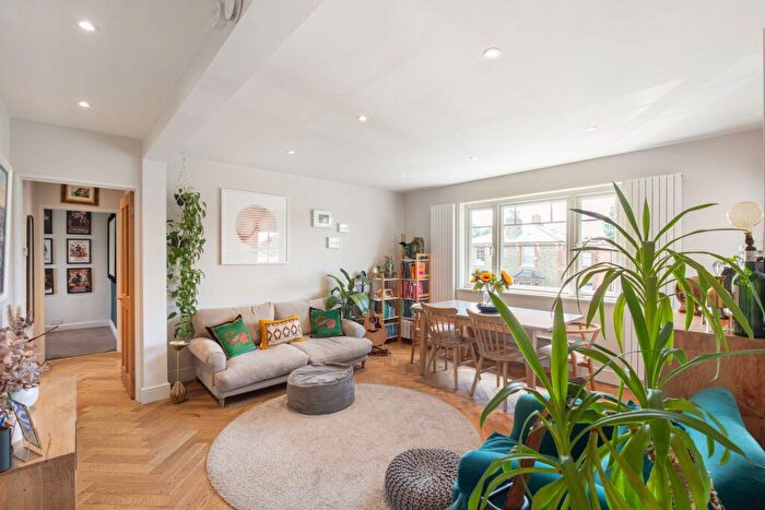 3 Bedroom Flat To Rent In Townshend Road, Richmond, TW9