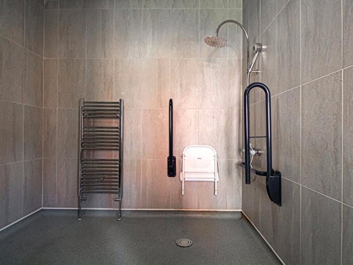 Apartment To Rent In Apt, Clarendon House #, LS2