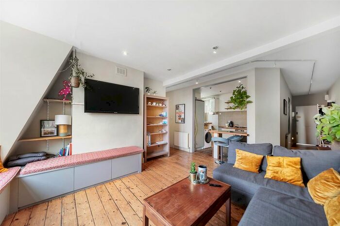 3 Bedroom Flat To Rent In Connaught Mansions, Coldharbour Lane, London, SW9