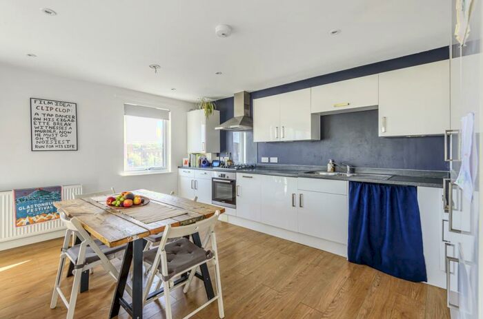 3 Bedroom Flat To Rent In Queens Road Peckham, SE15