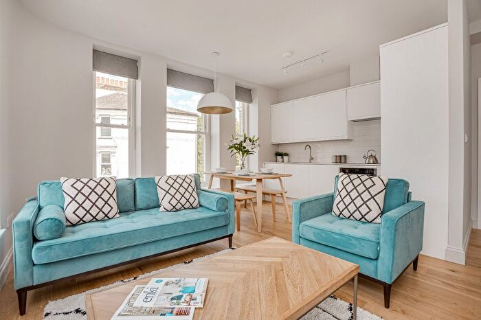 2 Bedroom Flat To Rent In Wandsworth Road, Clapham Town, SW8