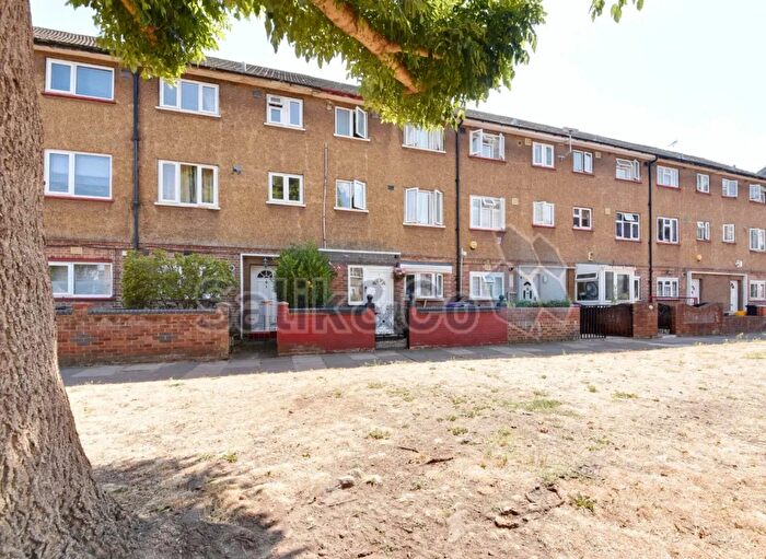 4 Bedroom Terraced House For Sale In Daniel Bolt Close, London, E14