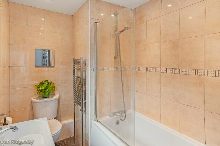 2 Bedroom Apartment To Rent In Grove Hill Road, Camberwell, London, SE5