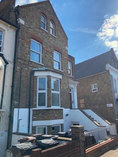 2 Bedroom Flat To Rent In Sandringham Road, Stoke Newington, London, E8