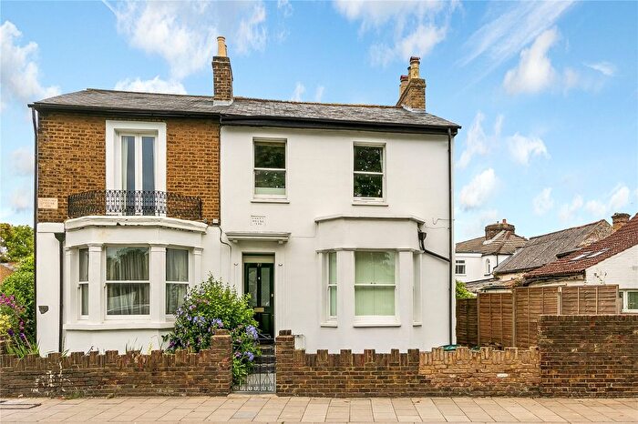 2 Bedroom Flat For Sale In The Green, Twickenham, TW2