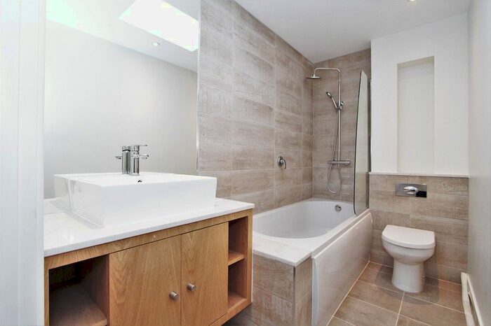 2 Bedroom Flat To Rent In The Cloisters, South Ealing, London, W5