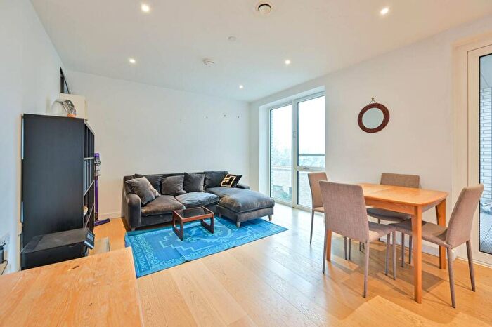 1 Bedroom Flat To Rent In Sayer Street, Elephant And Castle, London, SE17