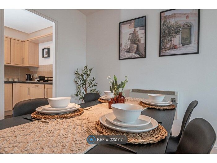 3 Bedroom Flat To Rent In Bruntcliffe Road, Morley, Leeds, LS27