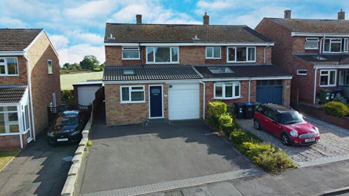 3 Bedroom Semi-Detached House For Sale In Chichester Lane, Hampton Magna, CV35