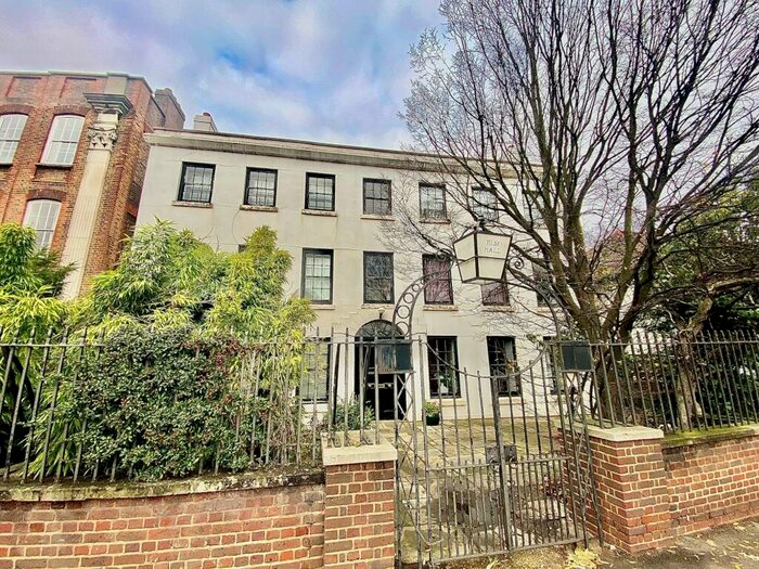 2 Bedroom Flat To Rent In Kingfisher Avenue, Wanstead, E11