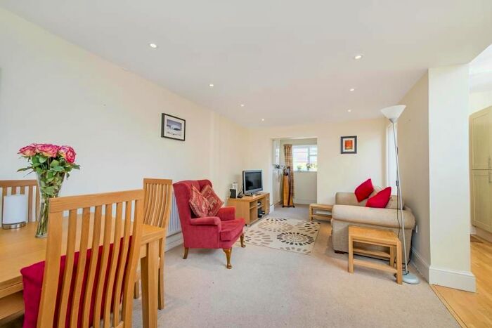 1 Bedroom Flat To Rent In Putney Bridge Road, London, SW15