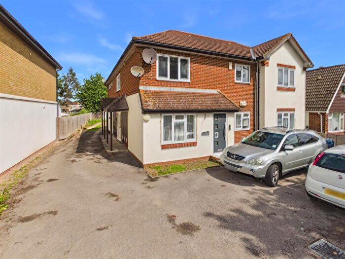 1 Bedroom Flat For Sale In Field Common Lane, Walton-On-Thames, KT12