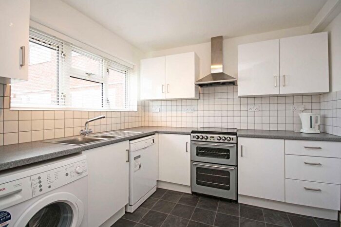 1 Bedroom Flat To Rent In Little Queens Road, Teddington, TW11