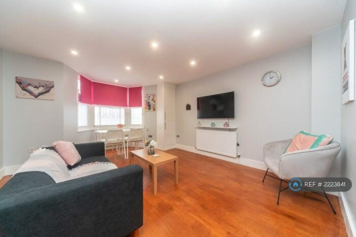 2 Bedroom Flat To Rent In St. John's Hill, London, SW11