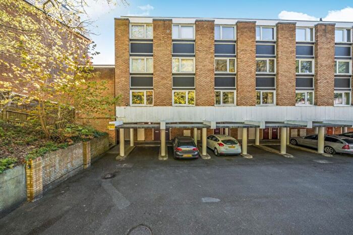 2 Bedroom Flat For Sale In Beulah Hill, London, SE19