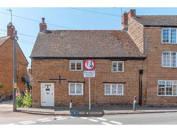 3 Bedroom Semi-Detached House To Rent In Chapel Square, Deddington, Banbury, OX15