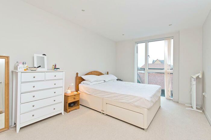 1 Bedroom Flat To Rent In The Heart, New Zealand Avenue, KT12